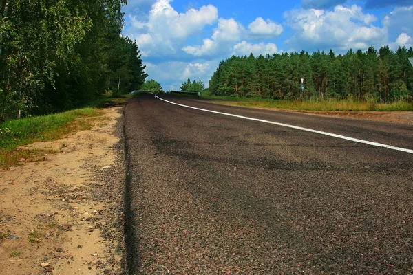 Weg Verlaten Verre Een Heldere Zonnige Dag — Stockfoto