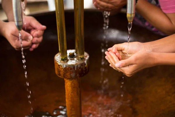 Orang Orang Mengisi Tangan Mereka Dengan Air Mineral Yang Sehat — Stok Foto
