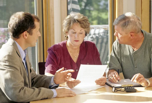 Pareja Madura Hablando Con Planificador Financiero Casa —  Fotos de Stock