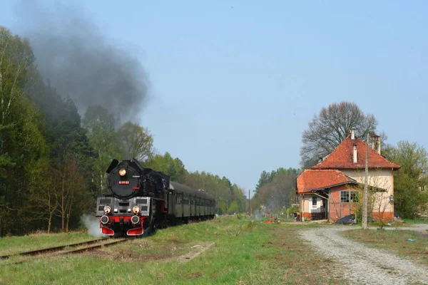 从小站出发的蒸汽机车 — 图库照片