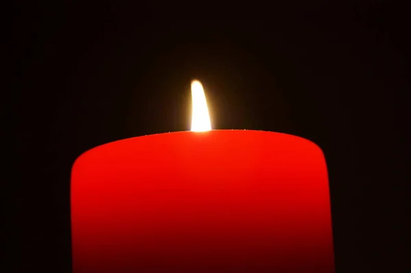 黑暗中红色燃烧的蜡蜡烛 — 图库照片