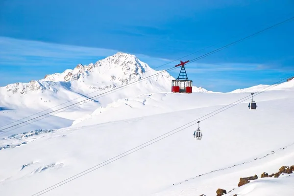 Alpen Zwei Aufzüge Auf Schönem Hintergrund — Stockfoto