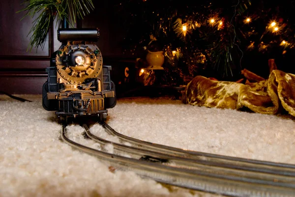 Tren Modelo Haciendo Camino Alrededor Árbol Navidad —  Fotos de Stock