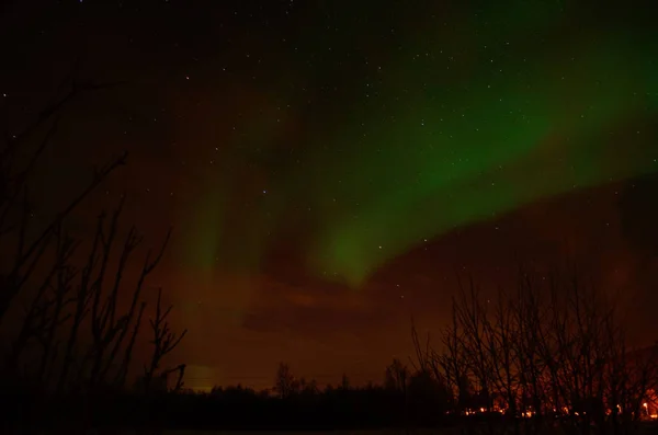 北极光 北极圈的火红天空上的北极光 — 图库照片