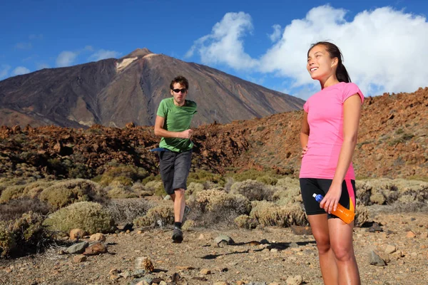 Corriendo Recorrido Pareja Por Espectacular Paisaje Volcánico Del Teide Tenerife — Foto de Stock