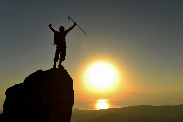 Успешный Альпинист Скале — стоковое фото
