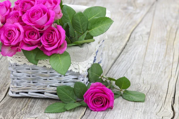 Rosas Rosadas Una Canasta — Foto de Stock