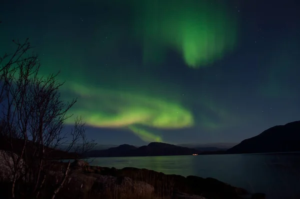 Hatalmas Aurora Borealis Táncol Éjszakai Égbolt Alatt Hegyi Fjord Táj — Stock Fotó