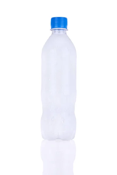 Bottiglia Acqua Dolce Fredda Isolata Fondo Bianco — Foto Stock