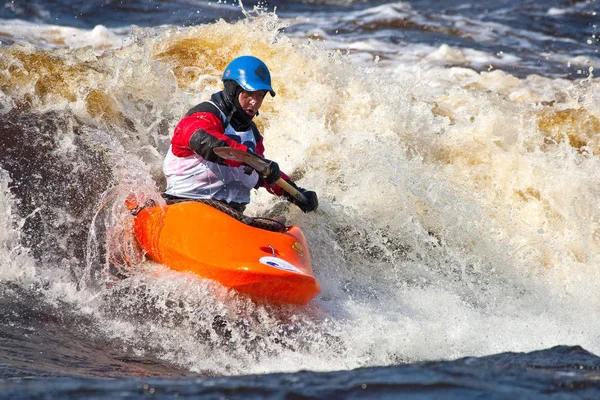 Καγιάκ Freestyle Στο Whitewater Ρωσία Msta Μάιος 2010 — Φωτογραφία Αρχείου