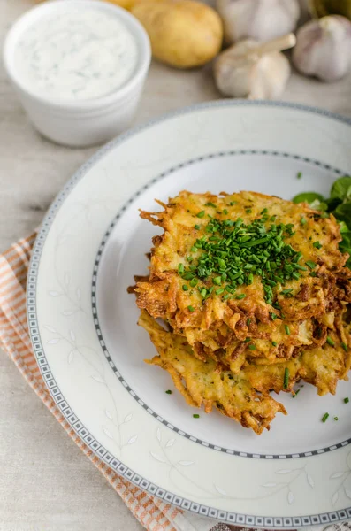 Tschechische Kartoffelpfannkuchen Originelle Rezeption Mit Knoblauch Und Majoran Kleiner Salat — Stockfoto