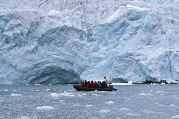 Turisták Előtt Egy Gleccser Napassorsuaq Fjord Grönland — Stock Fotó