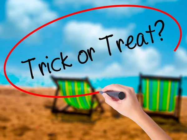 Man Hand Writing Trick Treat Con Marcador Negro Pantalla Visual — Foto de Stock