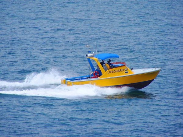 Velocidades Amarillas Lancha Través Del Tranquilo Océano Azul — Foto de Stock