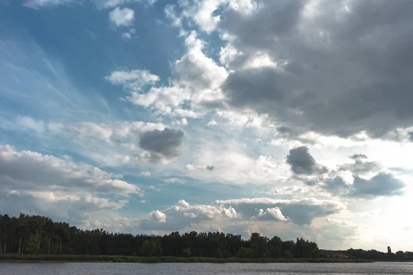 暖かい日に雲の後ろの太陽自然シリーズ — ストック写真