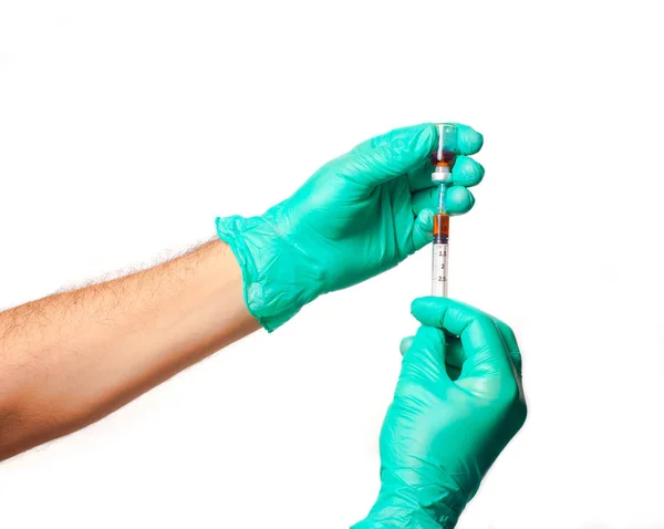 Handen Van Artsen Met Groene Handschoenen Een Injectiespuit Vullen — Stockfoto