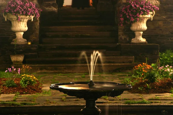 Fuente Agua Noche Jardín — Foto de Stock