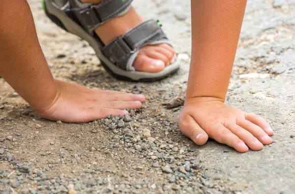 Young Boy Playing Pebbles Floor — Stock Photo, Image