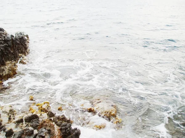 Olas Agua Mar Golpeando Una Roca Costa Creta Formando Línea — Foto de Stock