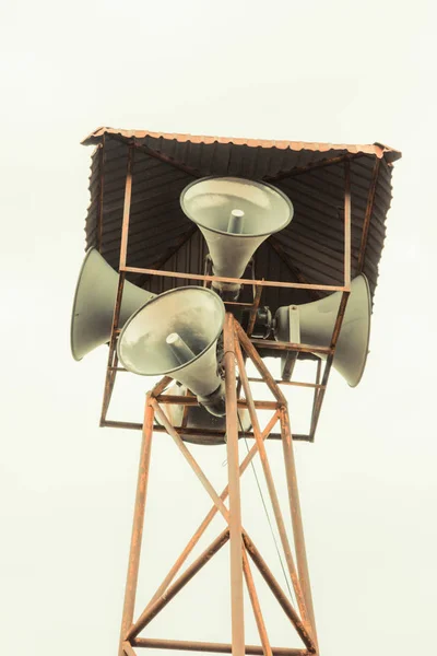 Vecchi Altoparlanti Pubblici Trasmessi Torre Alta Con Torre Lunga Distanza — Foto Stock