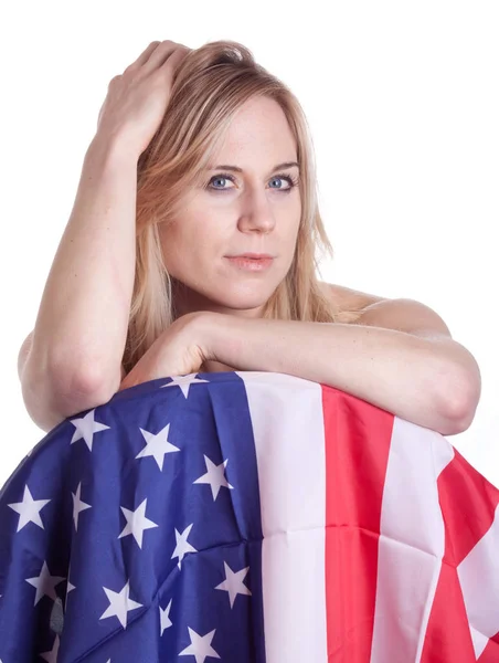 Una Mujer Mira Astutamente Cámara Posando Con Una Bandera Americana — Foto de Stock