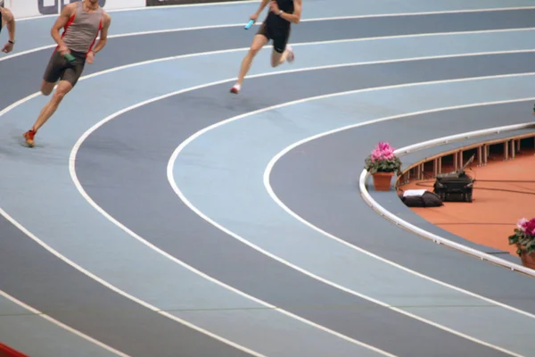 Homens Dentro Casa Relé Esportes Corrida Conceitos Atletismo — Fotografia de Stock