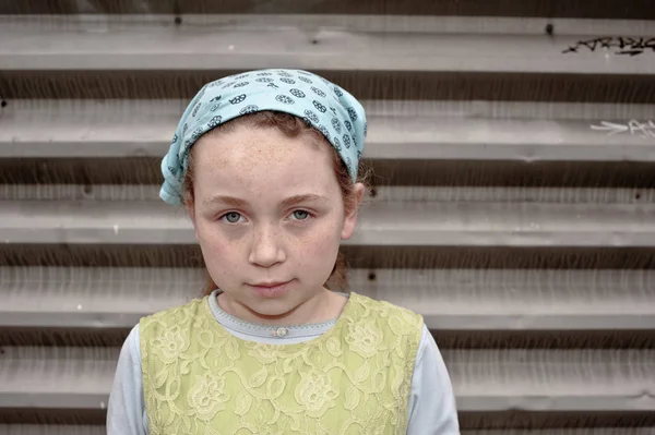 Niña Con Pañuelo Cabeza Vestido Jersey Verde Contra Puerta Acero — Foto de Stock