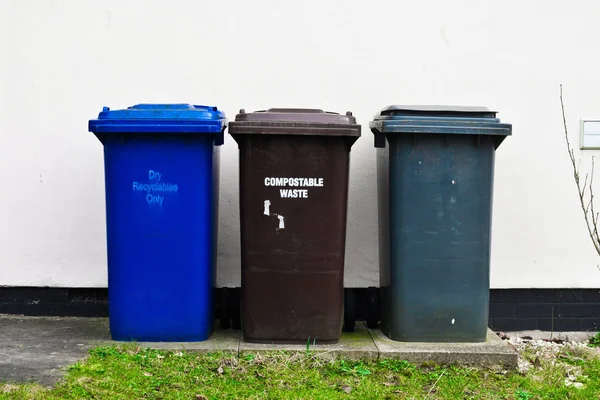 Házon Kívül Három Műanyag Szemétkosarak — Stock Fotó