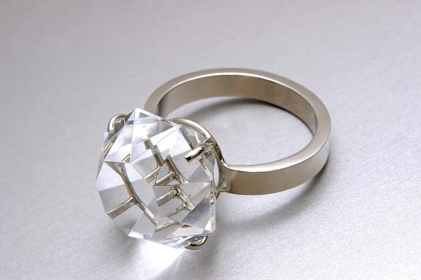 Beyaz Metalden Güzel Kadın Yüzüğü — Stok fotoğraf