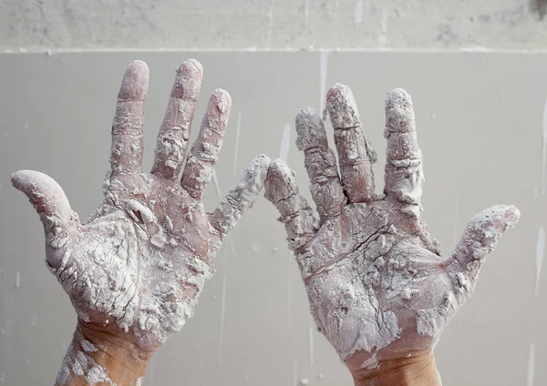 Artista Hombre Enyesado Manos Con Blanco Seco Textura Yeso Agrietado — Foto de Stock