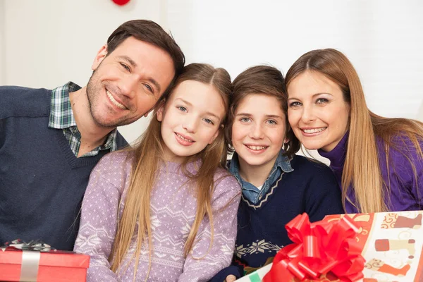 Feliz Familia Pasando Tiempo Juntos — Foto de Stock