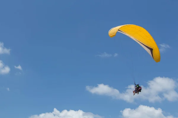 Paragliding Vlucht Hoog Blauwe Lucht — Stockfoto