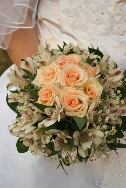 Весільний Букет Трояндами Руках Нареченої — стокове фото