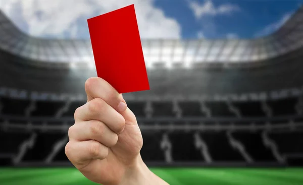 Ręka Trzyma Czerwoną Kartkę Przed Duży Stadion Stoi Pusty — Zdjęcie stockowe