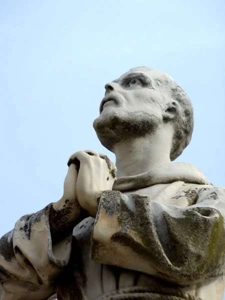 Wit Standbeeld Van Een Biddende Monnik Bekeken Van Onder — Stockfoto