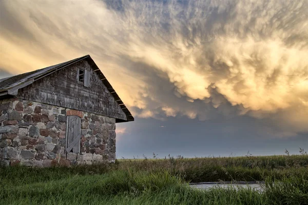 Storm Wolken Saskatchewan Prairie Scène Stenen Huis — Stockfoto