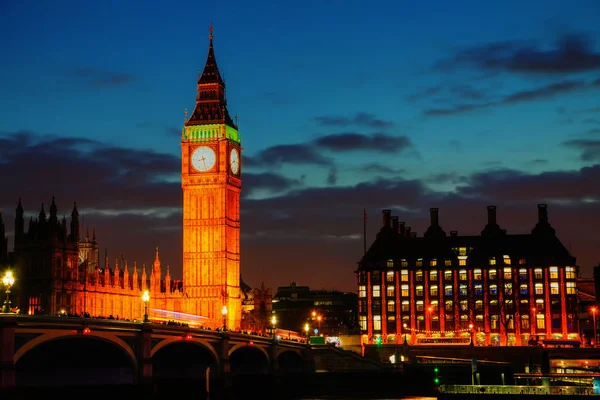 Λονδίνο Τον Πύργο Του Ρολογιού Και Σπίτια Του Κοινοβουλίου Νύχτα — Φωτογραφία Αρχείου