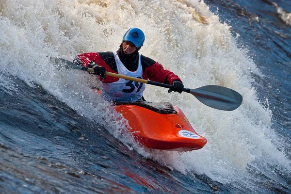 Καγιάκ Freestyle Στο Whitewater Ρωσία Msta Μάιος 2010 — Φωτογραφία Αρχείου