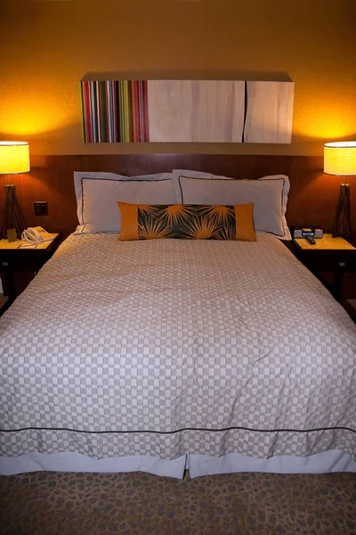 Łóżko Hotelu Typu Queen Size Oświetlenie — Zdjęcie stockowe