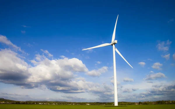 Moinho De Vento Para Gerar Energia Eólica Soprando Nuvens Do Céu Nascendo  Sol Nascer Foto de Stock - Imagem de ecologia, noite: 233345874