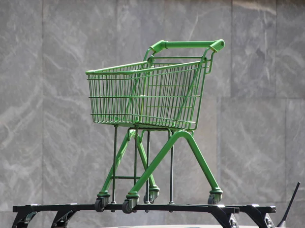 Grüner Einkaufswagen Isoliert Auf Autodach Montiert — Stockfoto