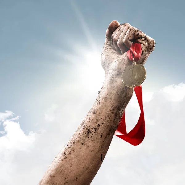 Mano Sosteniendo Medalla Ganador Éxito Competiciones —  Fotos de Stock