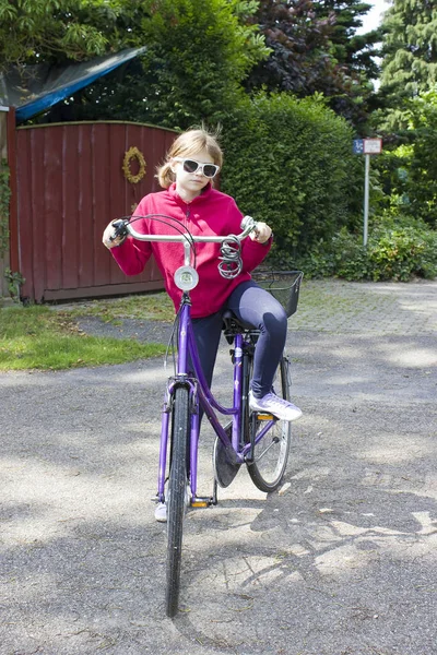 Bisikletli Genç Kız — Stok fotoğraf