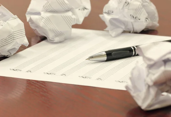 Papel Blanco Lápiz Mecánico Bolas Papel Desmenuzadas Esparcidas Escritorio Madera —  Fotos de Stock