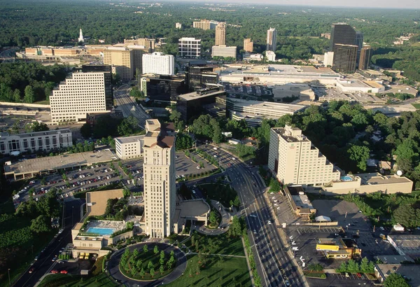 Een Luchtfoto Van Gebouwen Van Buckhead Een District Van Atlanta — Stockfoto