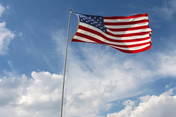 Amerikanska Flaggan Flyter Den Blå Himlen — Stockfoto