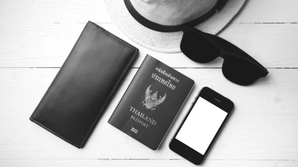 Gafas Sol Sombrero Teléfono Inteligente Pasaporte Sobre Mesa Blanca Color — Foto de Stock