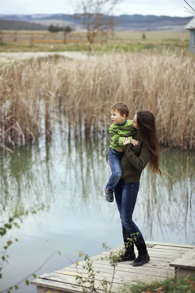 Jovem Mãe Andando Com Seu Filhinho Livre Outono — Fotografia de Stock