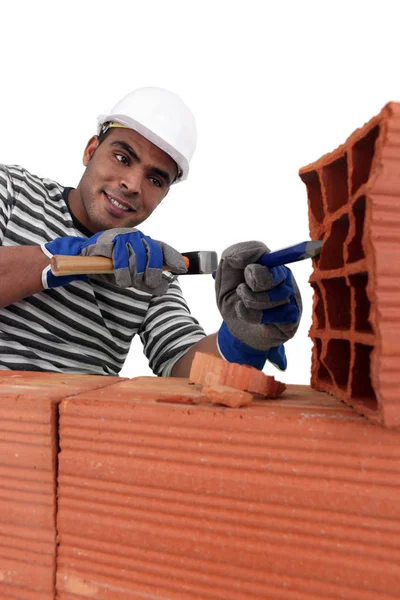 Mason Chiseling Afastado Tijolo — Fotografia de Stock