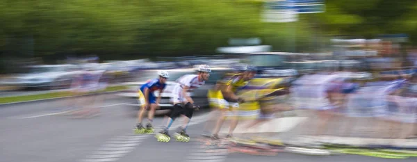 Desenfoque Movimiento Los Hombres Patinaje Una Carrera Por Carretera —  Fotos de Stock